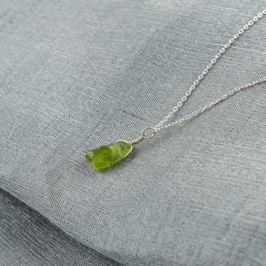 Collar con Colgante de Piedra Natural, Envuelto en Alambre, Gema Verde Cruda, Unisex, para Uso Diario - Product Image 2