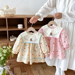 Abito da principessa autunnale per bambina con stampa floreale di orsi, colletto alla marinara e ricami. - Product Image 1