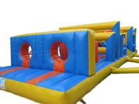 Château gonflable géant avec tunnel d'escalade, parcours d'obstacles et zone de saut, idéal pour les fêtes de carnaval, les fêtes de jardin et l'usage commercial