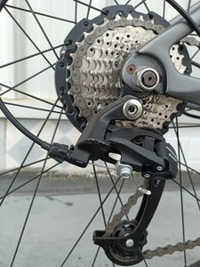 Vélo de montagne électrique KCLAMBER 27,5 pouces avec moteur arrière de 250 W, frein à disque hydraulique, vélo électrique 8 vitesses avec batterie amovible - Product Image 3