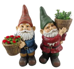 Bir saksı geleneksel bahçe Gnome süsler Polyresin gnome'u tutan Gnome