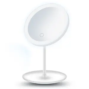 مرآة مكياج احترافية ذات تصميم جديد على طاولة مستحضرات تجميل مرآة مستحضرات تجميل دائرية مزودة بإضاءة ليد