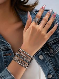Ensemble de bagues et bracelets jonc concho style western couleur argent antique, accessoires bohèmes pour bijoux de rodeo et concerts - Product Image 2