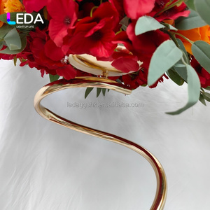Support floral en métal doré en spirale LEDA pour centre de table de mariage et décoration d'événements - Product Image 6