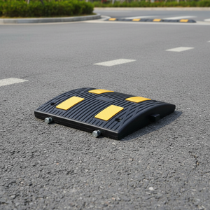 อุปกรณ์หยุดรถแบบติดตั้งถาวร Ileritraffic ILT5550 4-Band ทำจากยางธรรมชาติสะท้อนแสง + คาร์บอนแบล็ค ขนาด 50 x 50 x 4 ซม. ความเร็ว 25-45 ไมล์ต่อชั่วโมง สำหรับพื้นผิวแอสฟัลต์ - Product Image 3