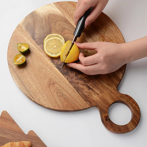 Planche à découper en bois d'acacia ronde 25x25cm avec poignée pour servir viande et pain - Product Image 3