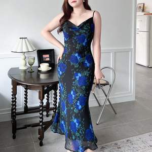 Vestido Maxi Floral Negro y Azul Runqi N8745 con Cuello Drapeado y Corte Biás, Vestido de Noche para Mujer, Tallas Grandes, Vestido con Tirantes y Estampado Floral - Product Image 2