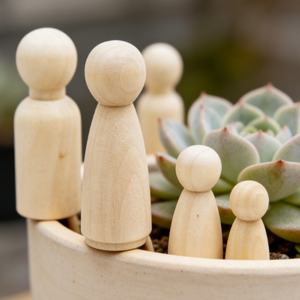 Poupées en bois personnalisées de différentes tailles, adaptées aux poupées en bois faites à la main pour la décoration de bureau - Product Image 5