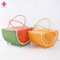 Panier de pique-nique portable XH en résine de fibres de polypropylène tressé à la main en rotin avec poignée pivotante et couvercle