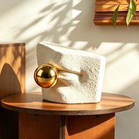 Décoration d'intérieur moderne en gros : Ornements de bureau en résine en forme de lèvres avec billes métalliques