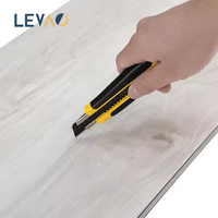 1220x180mm SPC Revêtement de sol Planche de vinyle de luxe Carreaux de sol à noyau rigide durable 100% Imperméable pour la décoration intérieure