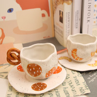 2023 nouvelle arrivée biscuits conception tasses à thé en céramique mignon enfants peint à la main porcelaine tasse à café soucoupe ensemble