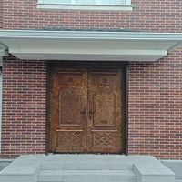 Porte battante à double battant artisanale en cuivre antique rustique et orné, sur mesure, pour projet de villa de luxe avec cour intérieure