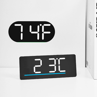 Horloge numérique LED intelligente à affichage mural, de table ou de bureau, avec réveil, calendrier, lumière d'ambiance et design minimaliste pour la décoration de la salle de classe et de la chambre.