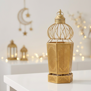 Lanterne à bougie marocaine en métal doré de la collection Ramadan 2027 des fabricants, avec un dessus en forme de couronne - Product Image 1
