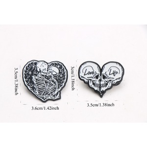 Broche de Calavera con Corazón Blanco y Negro, Estilo Gótico, Pin Retro para Chaquetas, Sombreros, Bolsos, Regalo de Humor Oscuro (1/2 Piezas) - Product Image 4