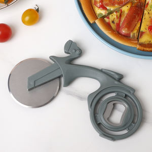 Coupe-<span class=keywords><strong>pizza</strong></span> multifonction écologique en forme de vélo en acier inoxydable avec poignée en plastique, outil de cuisine et ouvre-bouteille - Product Image 3