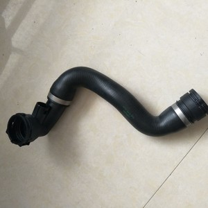 Tubo Superior de Agua para BMW 17127531579, Manguera de Ventilación de Goma para Turbocompresor, Repuesto para E90 Serie 1 - Product Image 1