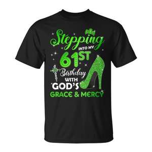 Camiseta con la frase: Entrando a mi 61.º cumpleaños con la gracia y la misericordia de Dios - Product Image 1