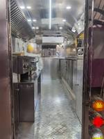 Remorque alimentaire remorquable à double essieu, entièrement en acier inoxydable, avec alimentation intégrée, pour foire de rue, restauration extérieure, snacks, bonbons et chips