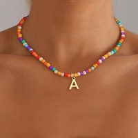 Colliers pendentifs minimalistes en laiton avec perles de rocaille, initiales et alphabet, arc-en-ciel, pour femmes, été