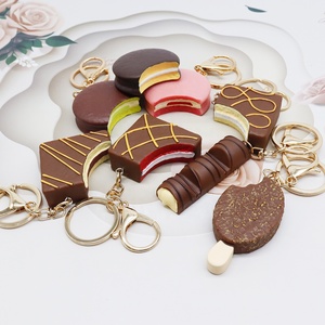 Portachiavi Miniatura a Forma di Cioccolato Simulato/Gelato/Torta Ripiena di Cioccolato <span class=keywords><strong>Kinder</strong></span>, Accessorio per Borsa, Design a Righe/Spruzzato - Product Image 1