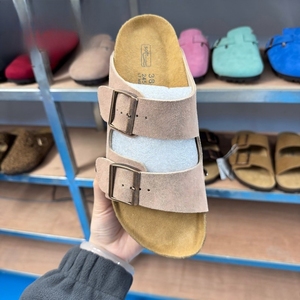 Sandales plates rétro Birkentocks en cuir de luxe avec double boucle, semelle intérieure en EVA souple, caractéristiques de sabots Birkentocks - Product Image 3