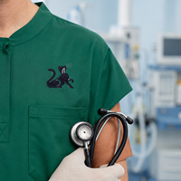 Blouse vétérinaire brodée sur mesure avec logo minimaliste en silhouette de chat pour les professionnels des hôpitaux vétérinaires