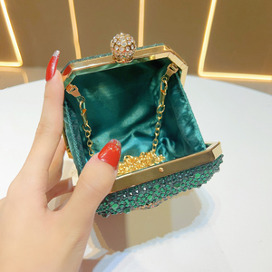 Pochette con Cristalli e Strass, Borsa da Sera di Lusso con Gemme e Catena Staccabile, Borsetta Quadrata da Donna per Feste e Matrimoni - Product Image 3
