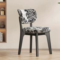 Chaise de salle à manger robuste en bois massif, style nordique moderne, design italien de luxe léger, pour petits hôtels et restaurants en Chine