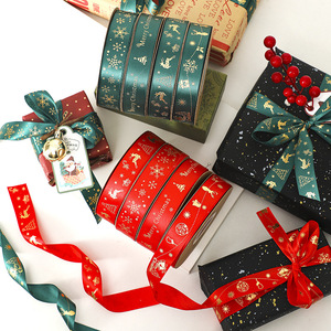 Cinta de Raso Navideña LINGKAI con Estampado de Copos de Nieve Rojos y Verdes y Renos en Dorado para Envolver Regalos de Navidad - Product Image 4