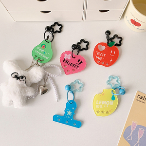 Venta al por mayor de mosquetones acrílicos con diseño de frutas de dibujos animados estilo Ins, accesorios DIY para mochilas escolares de estudiantes, accesorios personalizados dulces para mujer. - Product Image 1