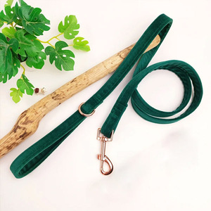 Correa de Terciopelo Premium para Mascotas con Accesorios en Oro Rosa, Diseño Clásico, Suave y Duradero, Personalizable con Logotipo/Bufanda - Product Image 1