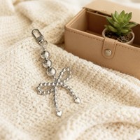 Breloque de sac Y2K en perles argentées avec nœud, porte-clés en métal avec boule et nœud, pendentif cœur, mousqueton à ressort, accessoire pour sac à main et coque de téléphone