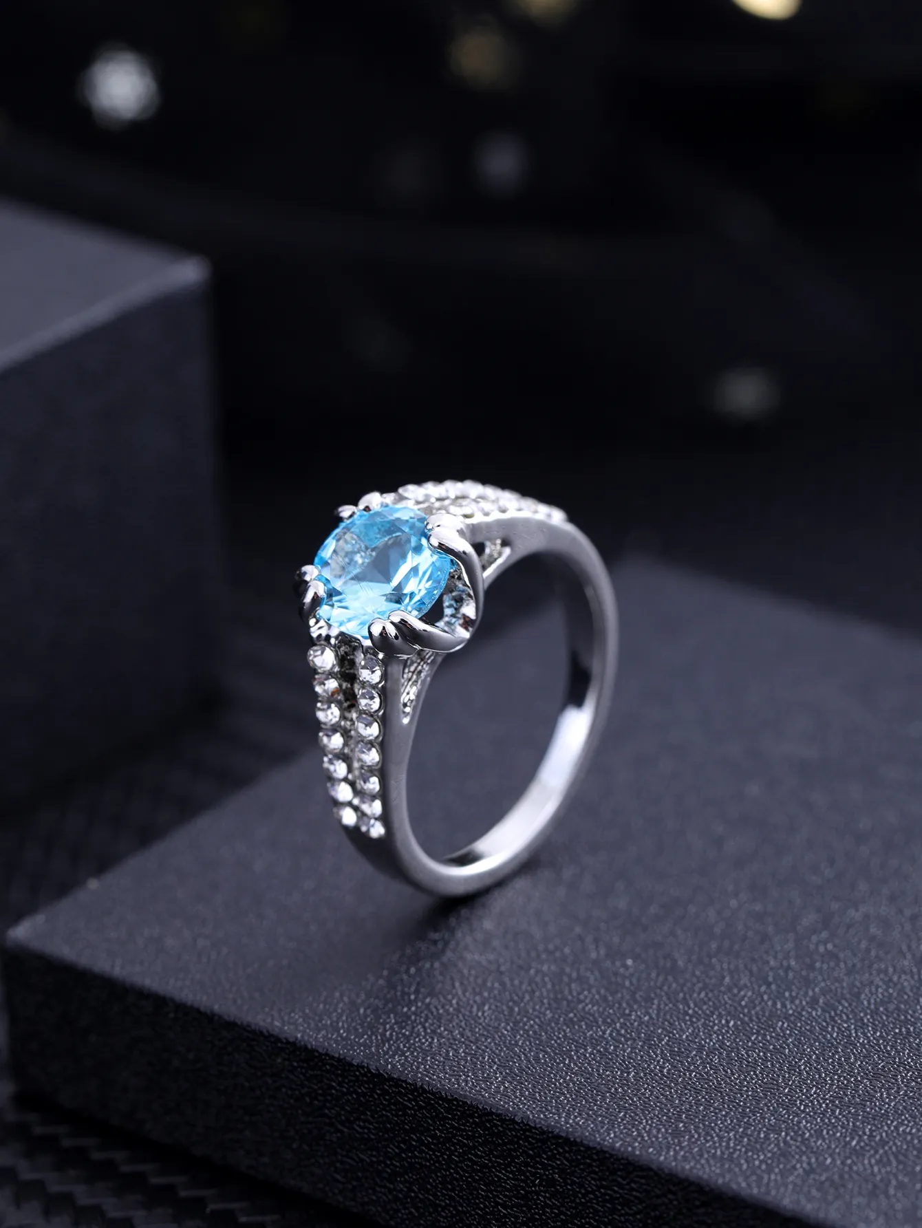 Jewelry European elegance and elegance Advanced wind Zircon Blue Heart casual everyday ladies ring