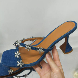Sandalias de tacón bajo con diamantes y flores para mujer, zapatos de verano con punta abierta, tiras cruzadas, estilo mule - Product Image 6