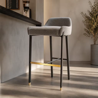 Chaise de bar commerciale moderne réglable avec accoudoirs fixes, rembourrage doux, anti-taches, base chromée robuste, structure métallique pour comptoir
