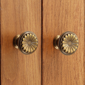 Poignée vintage à trou unique en laiton massif pour tiroir et porte de luxe classiques - Product Image 5