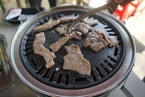 Vente directe d'usine MCD <span class=keywords><strong>table</strong></span> japonaise ronde portable d'intérieur barbecue kamado en céramique - Product Image 5