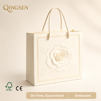 Sac shopping en papier de luxe personnalisé OEM, motif floral rose gaufré, poignées torsadées en corde, pour boutique de mariage