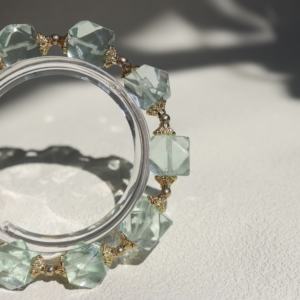 Pulsera de Cristal de Fluorita Verde Limpia Energéticamente, Resuelve la Ansiedad, Fluorita en Forma de Cubo de Azúcar, Equilibrio Emocional, Piedra Curativa - Product Image 1