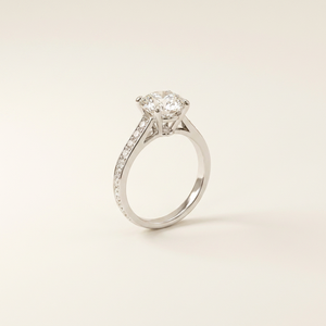 Anillo de compromiso con diamante de laboratorio de corte redondo EVVS de 2.57 ct, con oro macizo de 14K/18K y banda pavé de cuatro puntas - Product Image 2