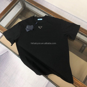 Camisetas Negras de Moda al por Mayor con Diseño de Triángulo Metálico – Compatible con OEM/ODM, Envío Rápido, Popular en los Mercados de Europa y EE. UU. - Product Image 1