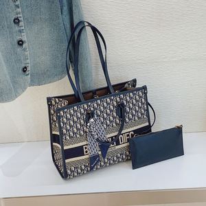 Sac fourre-tout à motif géométrique en PU de haute qualité. La fermeture est scellée avec des crochets. La doublure intérieure est en polyester. - Product Image 6