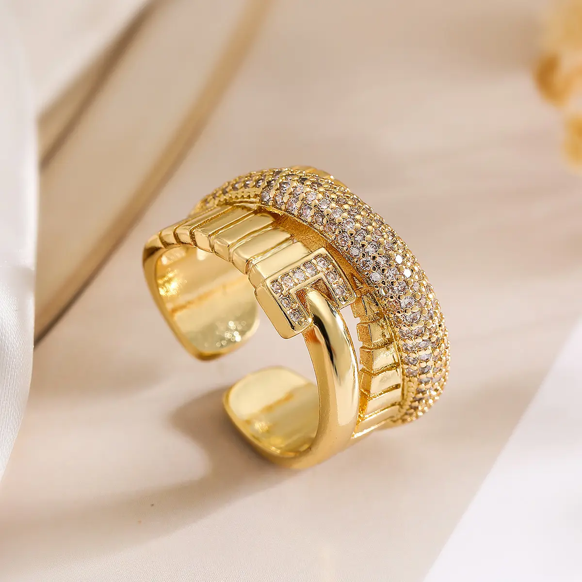 แหวนเพทายทอง 18K ชุบทองแดงเรียบง่ายแฟชั่นข้ามพรมแดนในยุโรปและอเมริกา