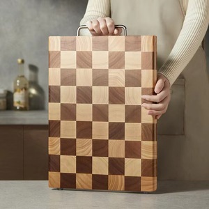 เขียงไม้กระถินลายตารางหมากรุก 40x29x3 ซม. พร้อมด้ามจับสำหรับใช้ในครัว - Product Image 1