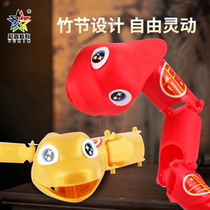 Juguete de serpiente articulada de plástico rojo para niños con detalles dorados, regalo de recuerdo - Product Image 2