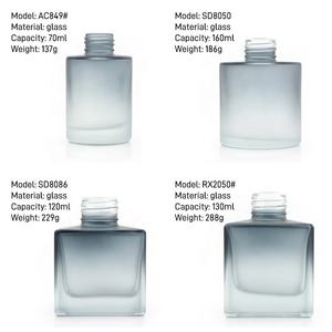 Bouteille diffuseur de parfum en verre rond gris dépoli avec bouchon en aluminium, motif rayures verticales uniques, vide, pour bâtonnets aromatiques, avec capuchon - Product Image 4