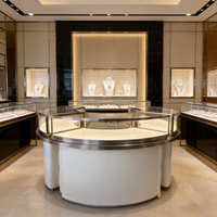 Vitrine de présentation de bijoux incurvée en forme de C sur mesure, comptoir rond pour bijoux avec éclairage LED, armoire sur mesure en acier inoxydable doré