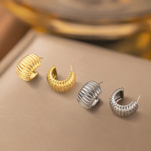 Boucles d'Oreilles Puces 2025 en Acier Inoxydable avec Pendentif Cœur en Perle, Hypoallergéniques, Minimalistes et Élégantes, Bijoux Tendance et Polyvalents - Product Image 2